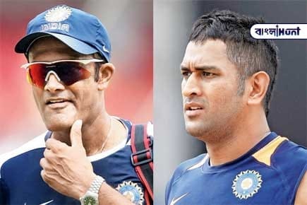 26kumble dhoni l