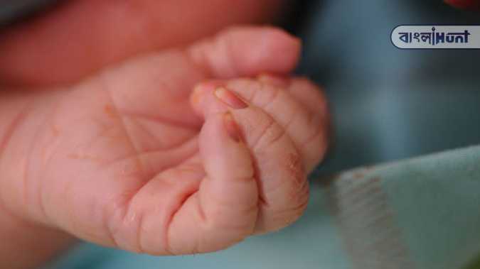 hand of newborn baby