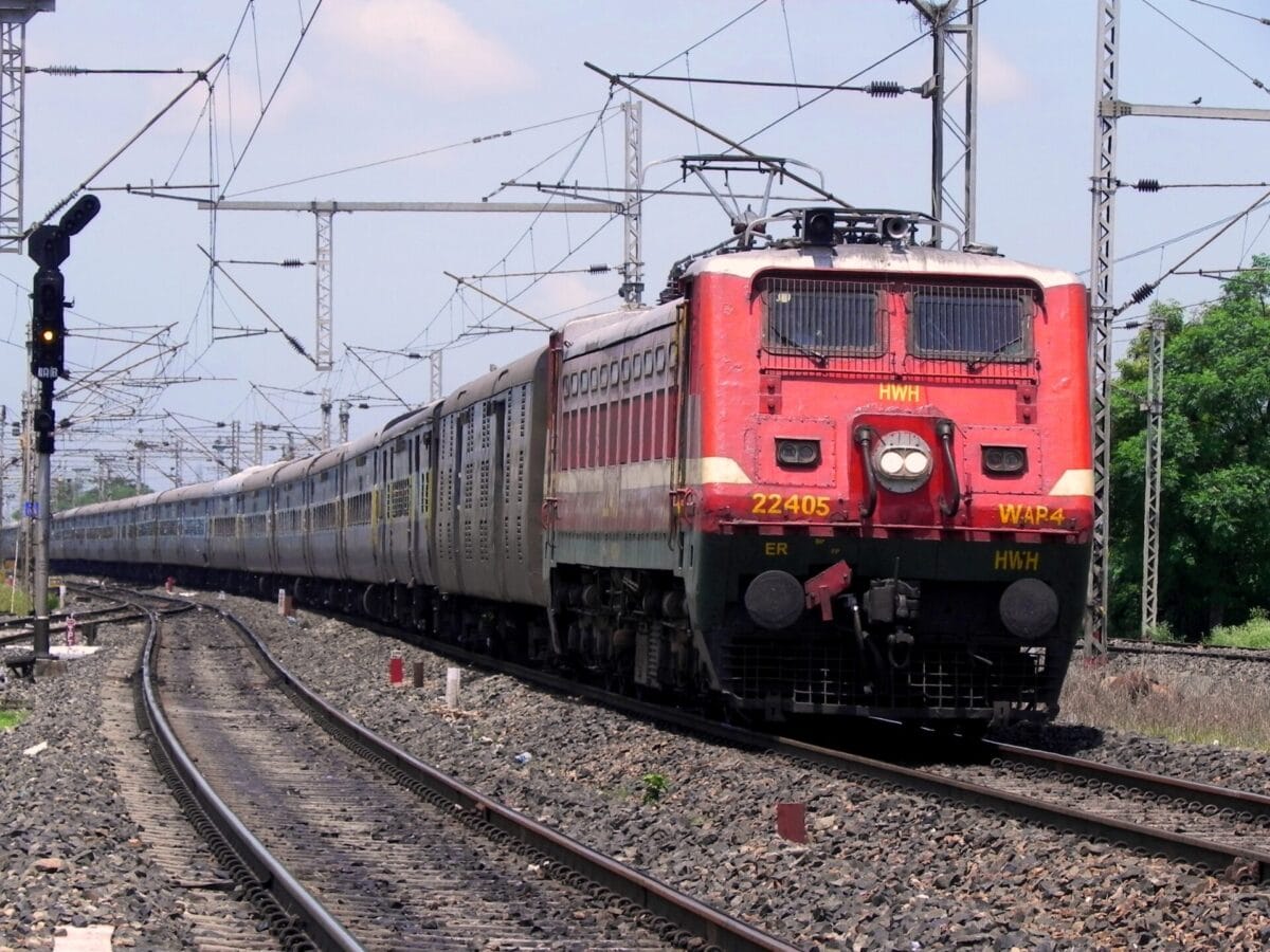 kaziranga express (sbc guwahati) at khalor, west bengal