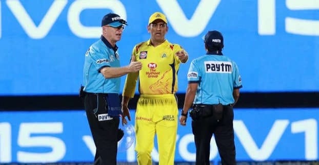 dhoni umpire