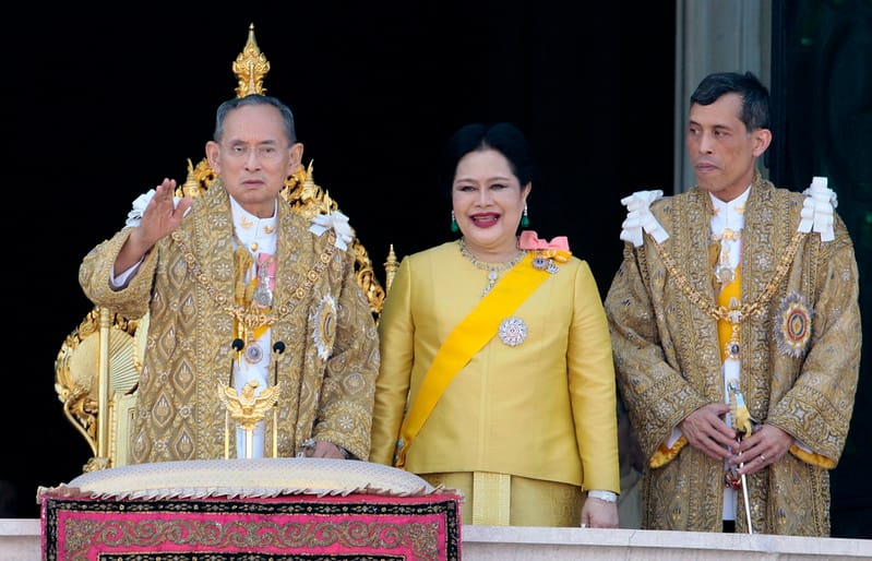 thai royals on balcony