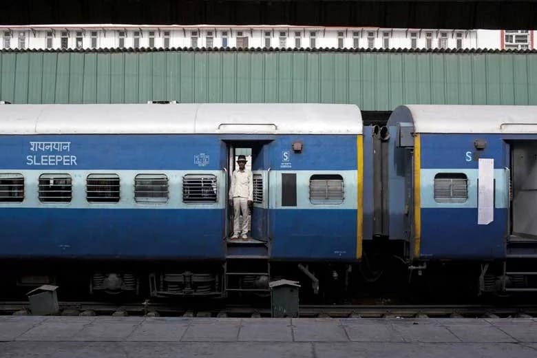  For this reason, more rods are provided in the windows near the doors of the train