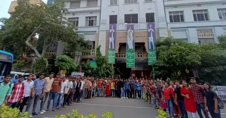 asutosh college students tmcp members allegedly done a photo shoot in front of college by blocking traffic