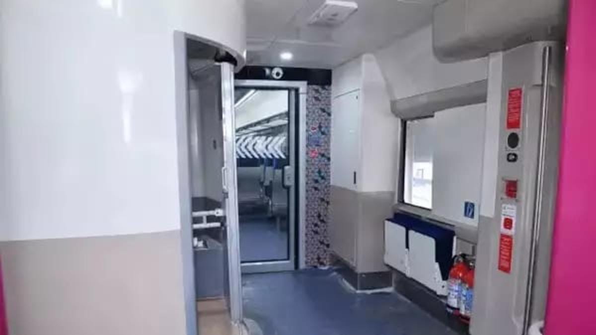 How will the interior of the new Vande Bharat train be