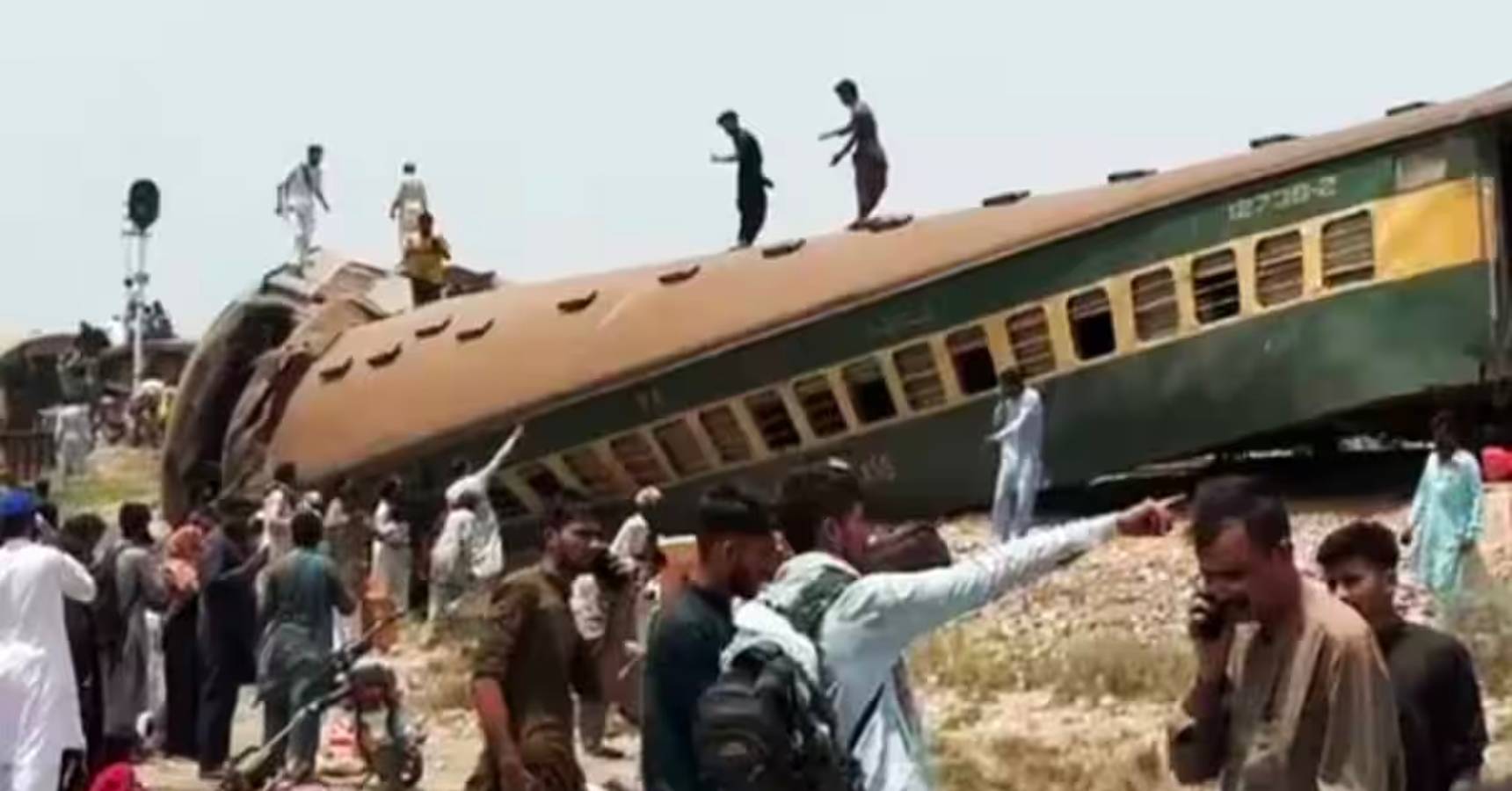 pakistan train accident