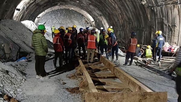 How long will it take to rescue the workers in the tunnel accident