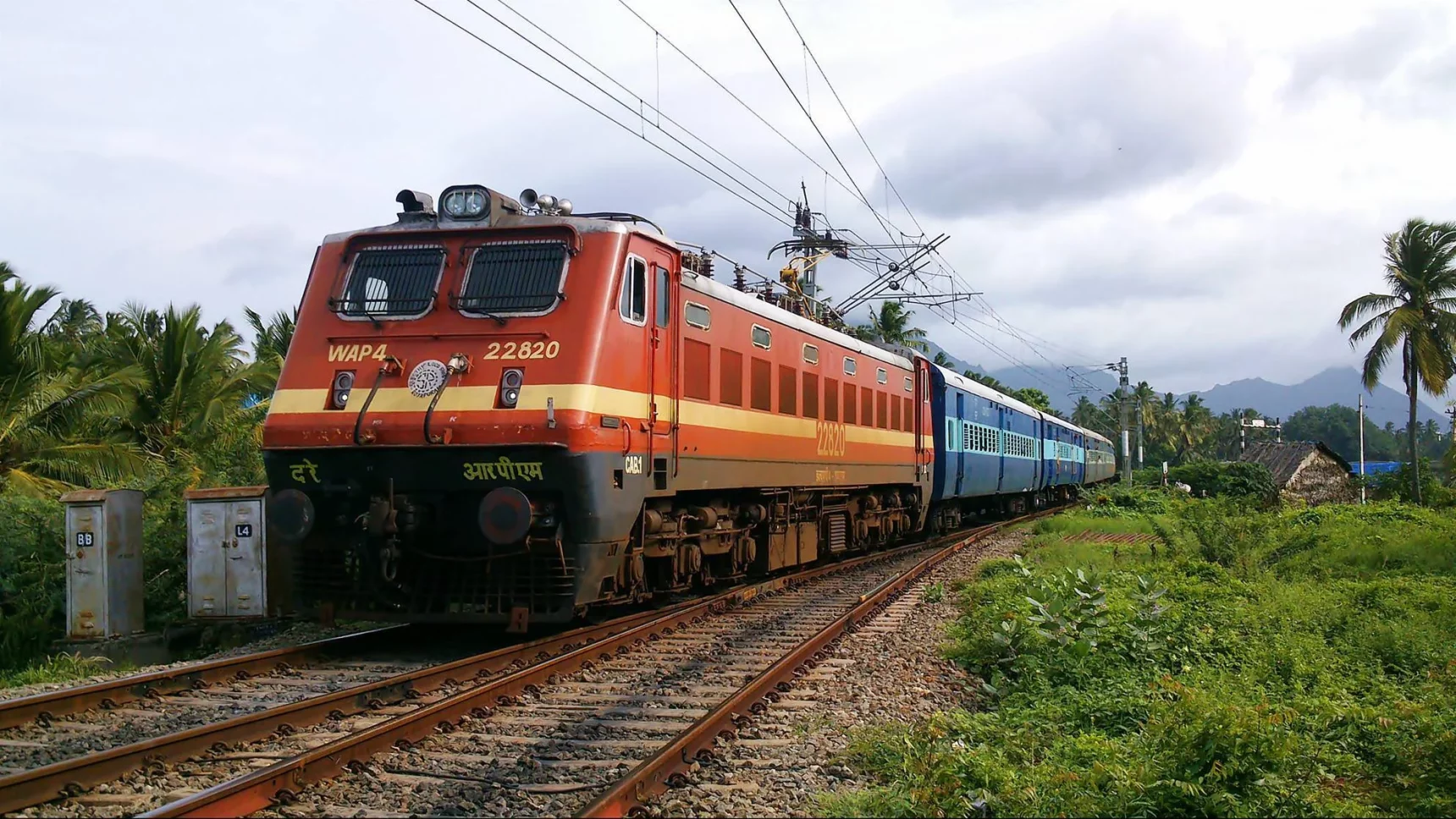 wap 4 class locomotive of indian railways 1