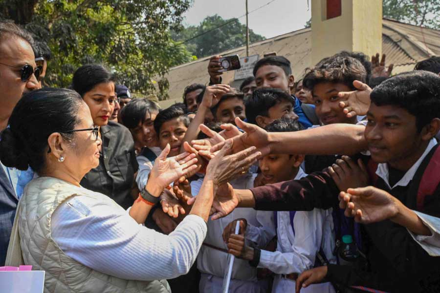 ধুঁকছিলেন ভিড়ের মধ্যে! রোড শো থামিয়ে অসুস্থ বৃদ্ধর চিকিৎসা করালেন ...