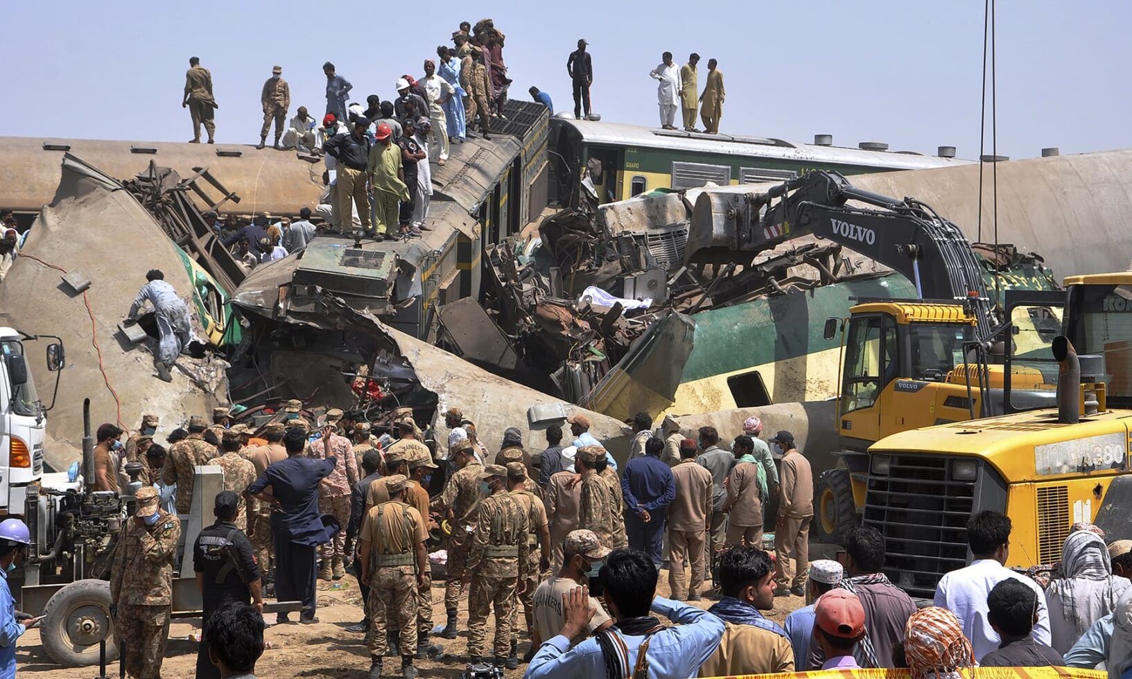 pakistan train accident