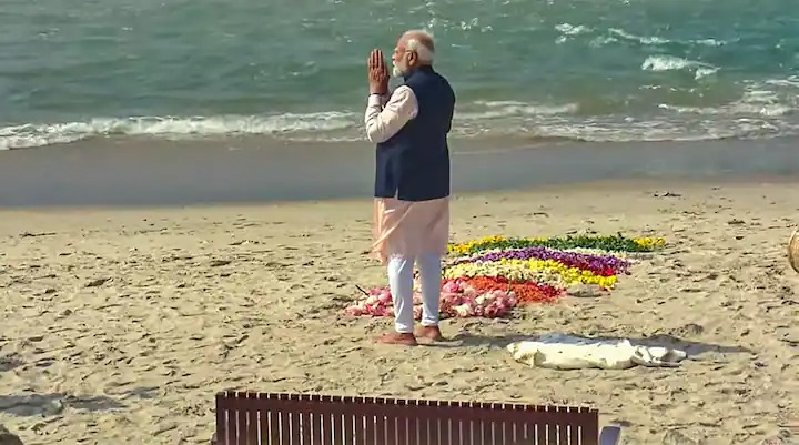 Modi gave a wreath in the sea