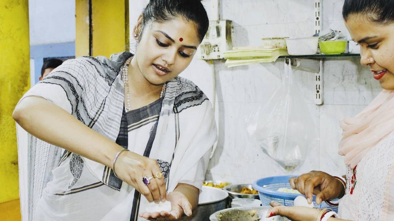 saayoni ghosh making momo