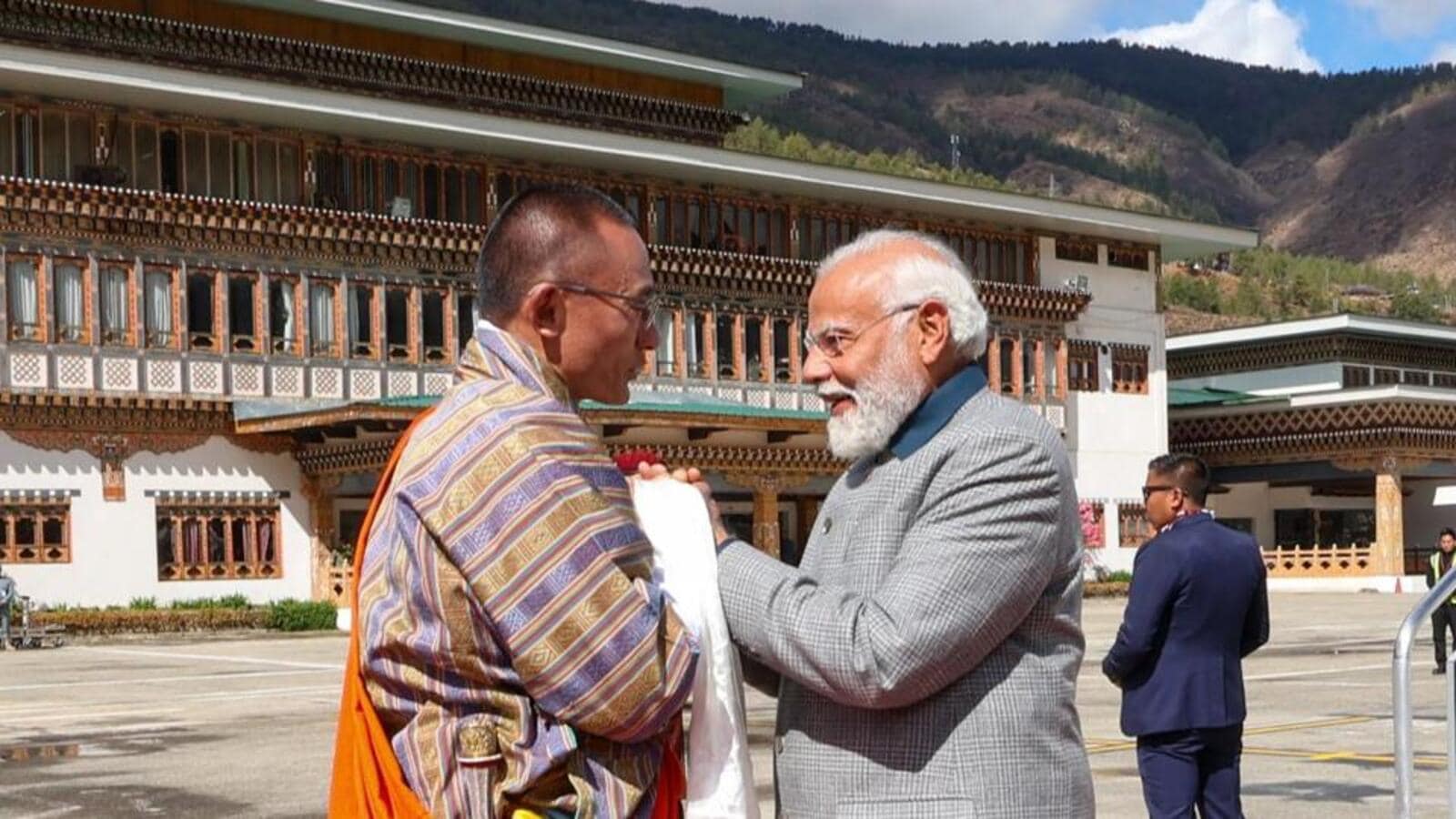 tshering tobgay personally welcomed pm modi with a 1711107236258