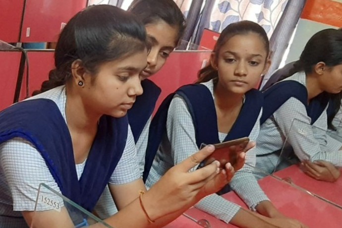 ey school girls learning using mobile.jpg.rendition.690.460