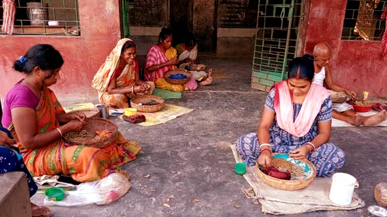 West Bengal 35 family living in a school