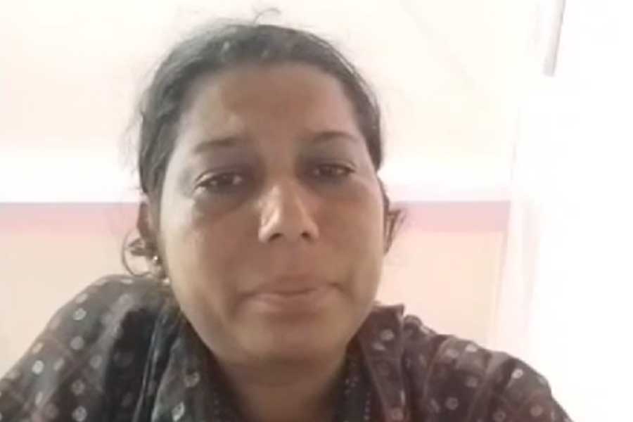  A woman worker of Birbhum district police cut her hand on Facebook.