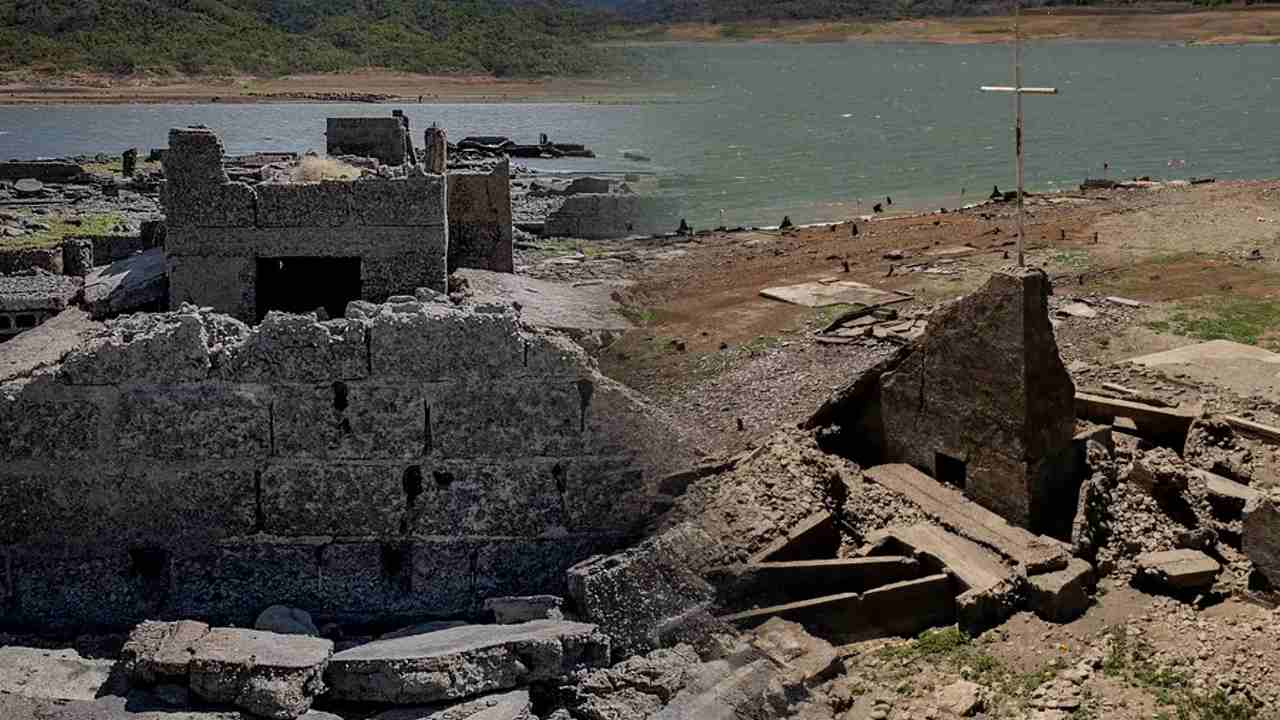 A 300-year-old city rose from the water in the Philippines.