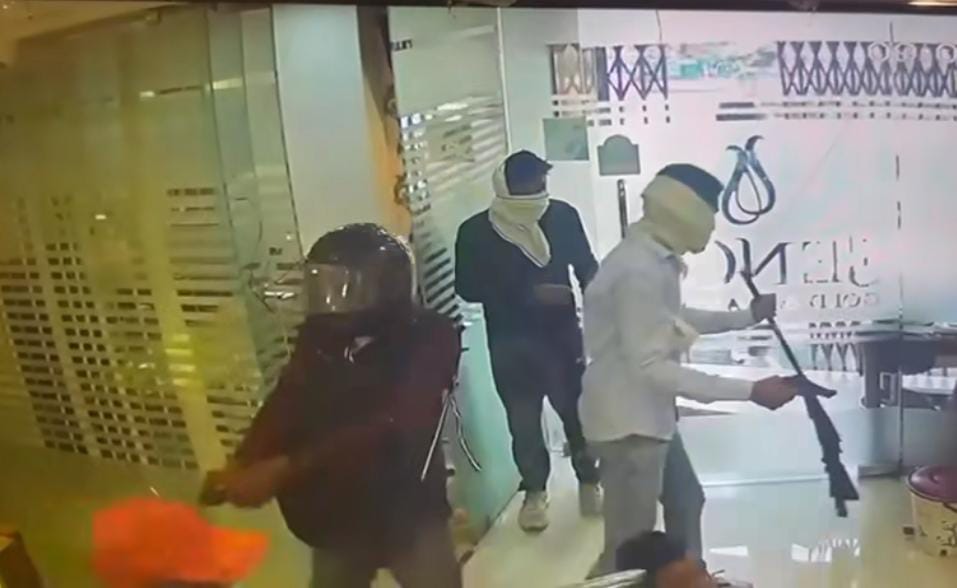 A group of robbers present at the Raniganj gold shop.