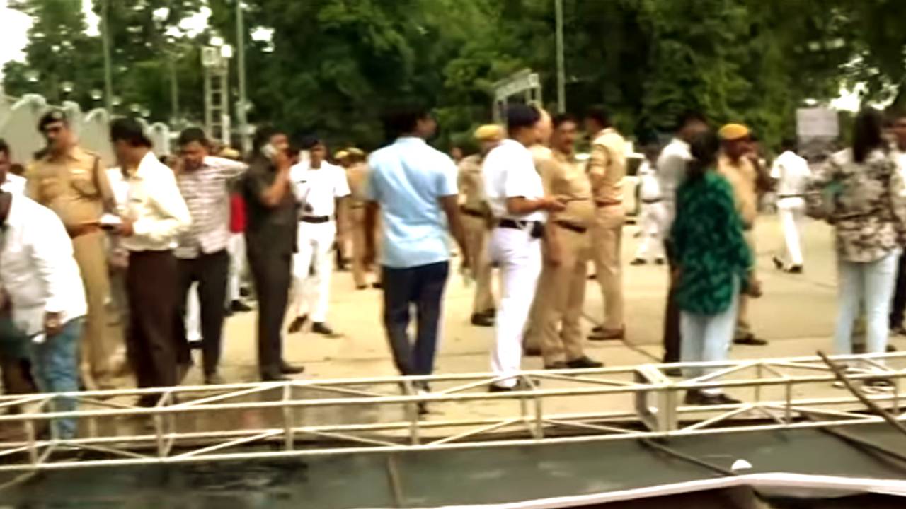 Dhono Dhanyo Auditorium accident before Mamata Banerjee entered