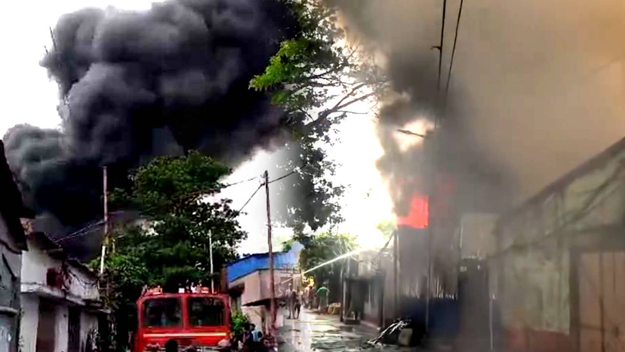 Kolkata fire massive fire broke out in chemical godown in Dhapa