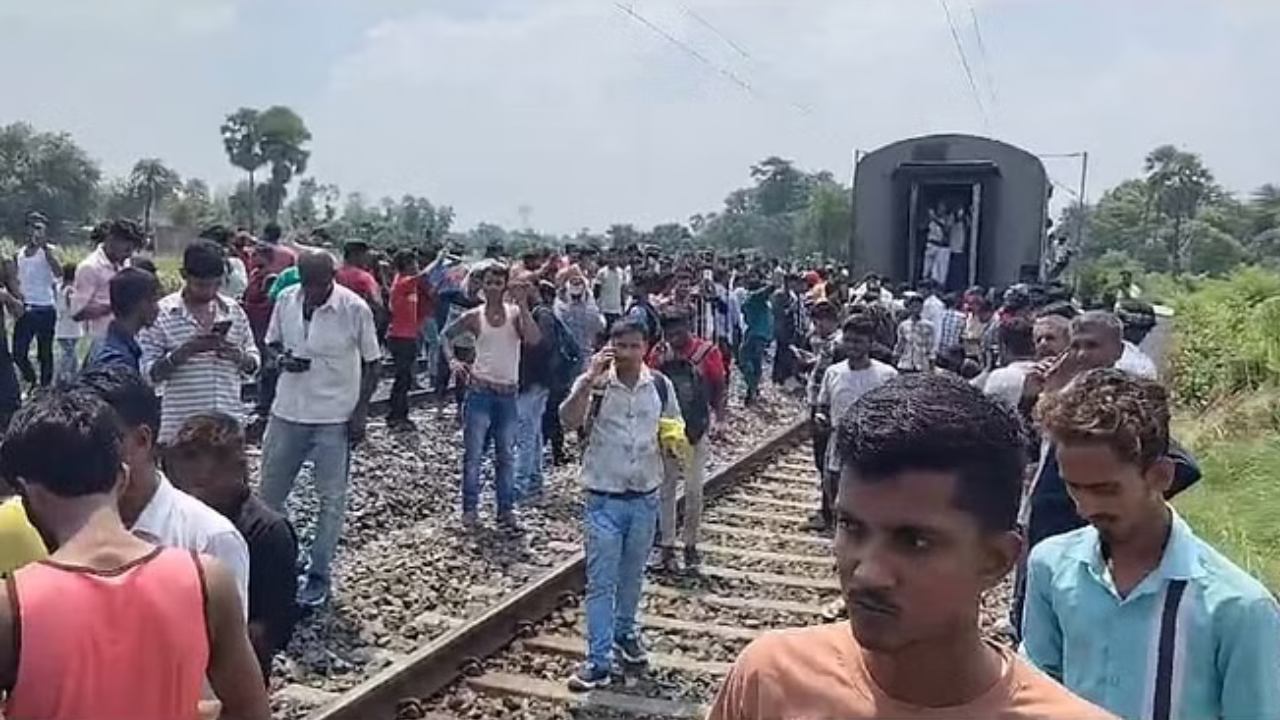 Train Accident The train suddenly split into two while moving at high speed.