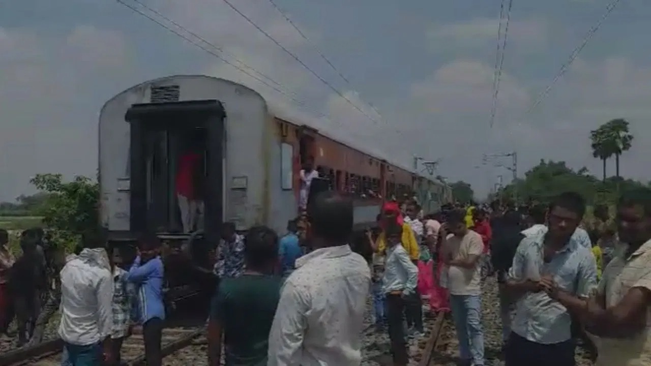 Train Accident The train suddenly split into two while moving at high speed.