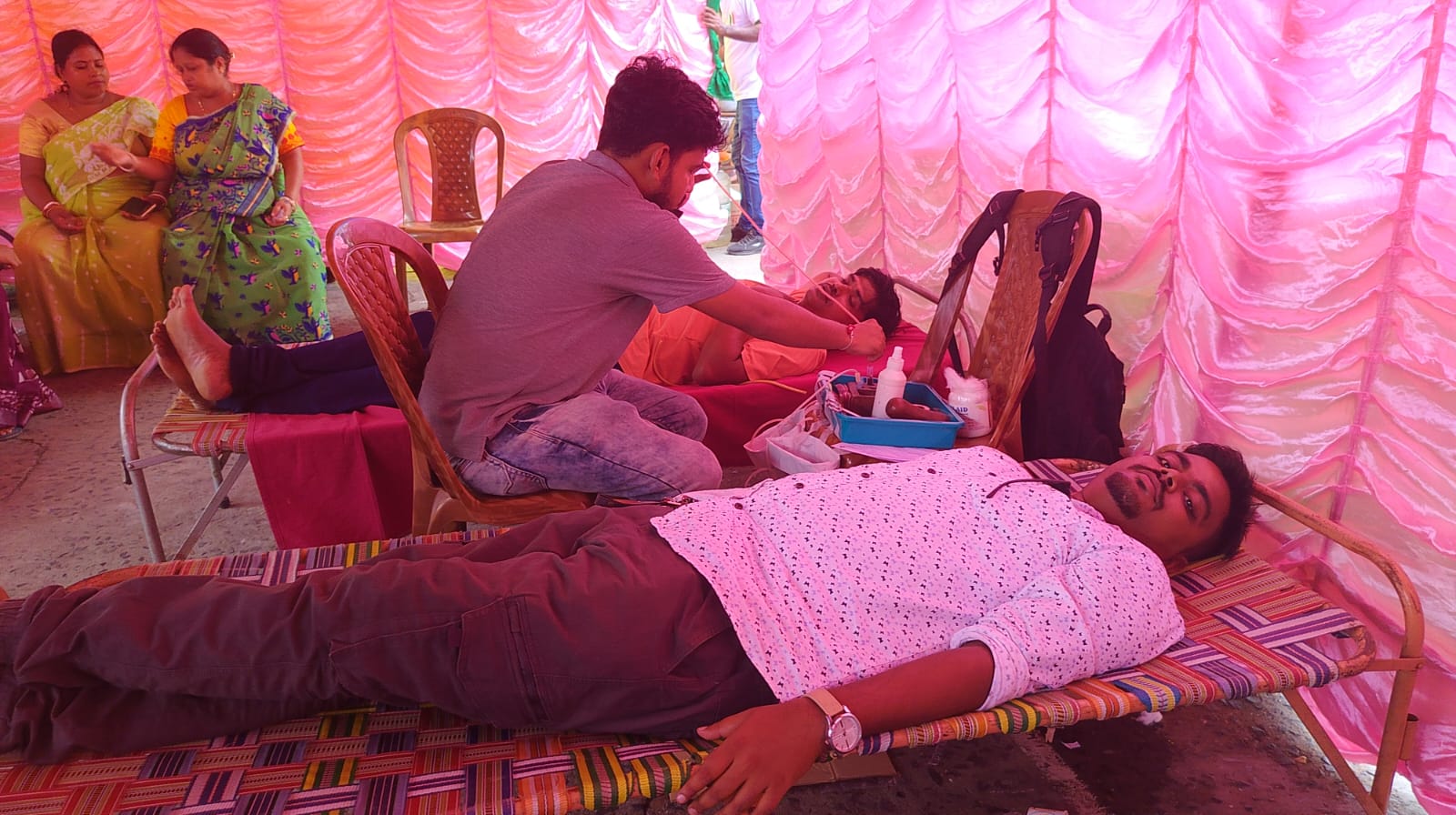 Blood donation camps were held to meet the summer blood crisis.