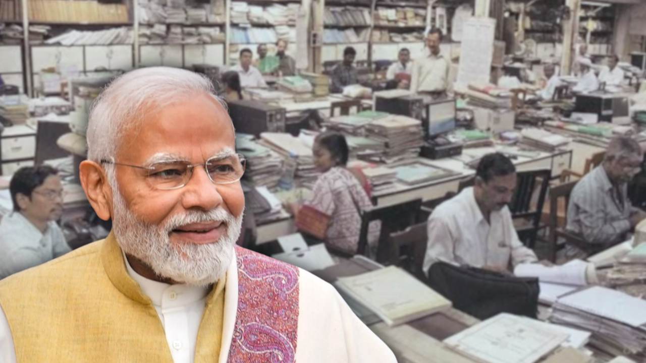 Narendra Modi will hold a meeting with government employees.