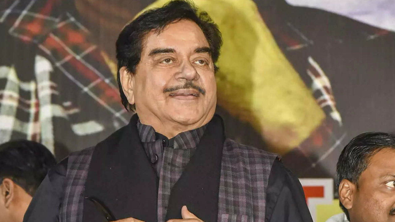 Shatrughan and sonakshi reacted to mukesh khanna comment