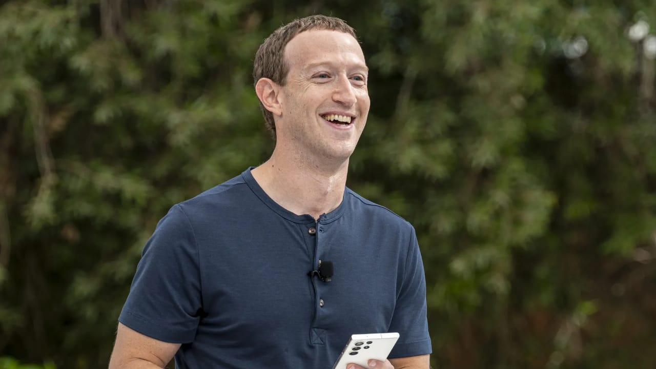 Mark Zuckerberg everytime wear same dress