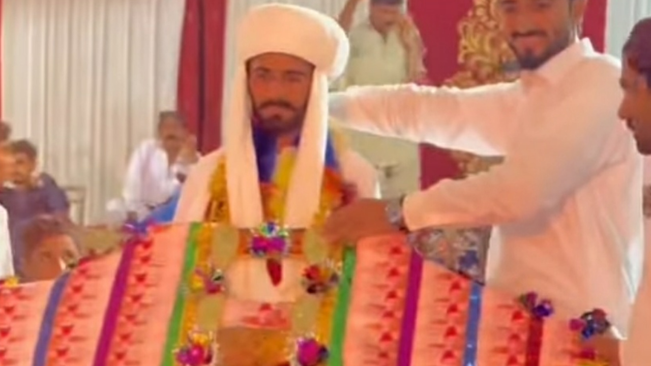 Pakistan Groom wears a mala of worth 1 lakhs rupees at wedding viral video 