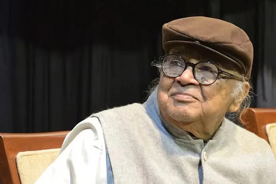 Veteran actor Manoj Mitra passed away.