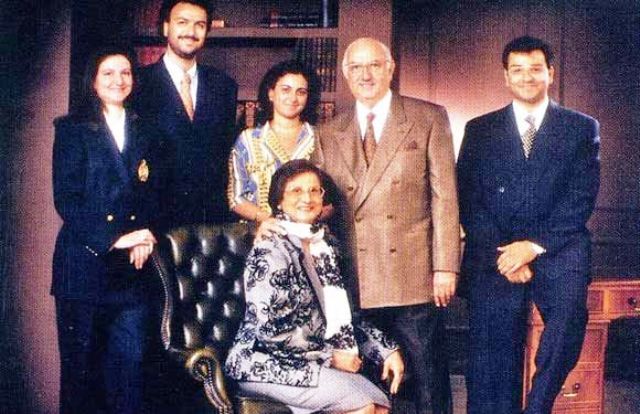 Cyrus Mistry extreme right with his parents and siblings