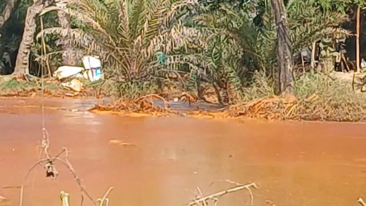 Water in the pond is turning red in Uluberia