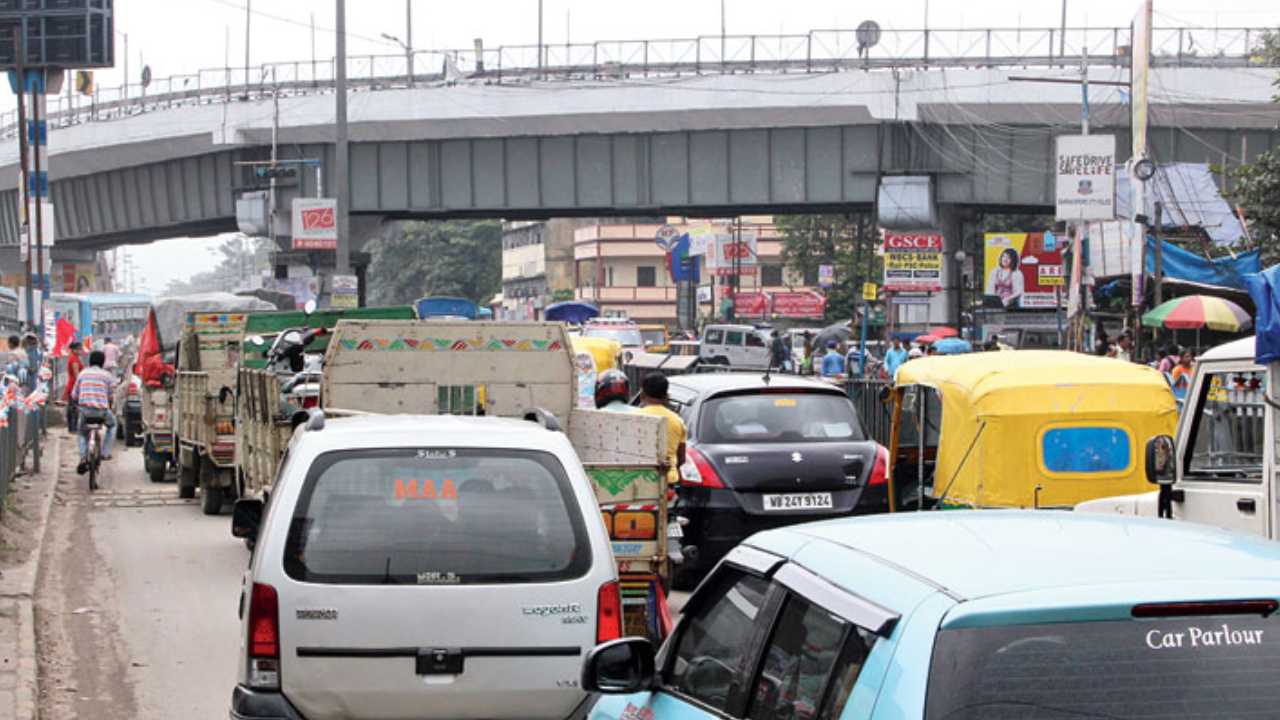 Barrackpore police has taken new rules to reduce traffic congestion in Dunlop
