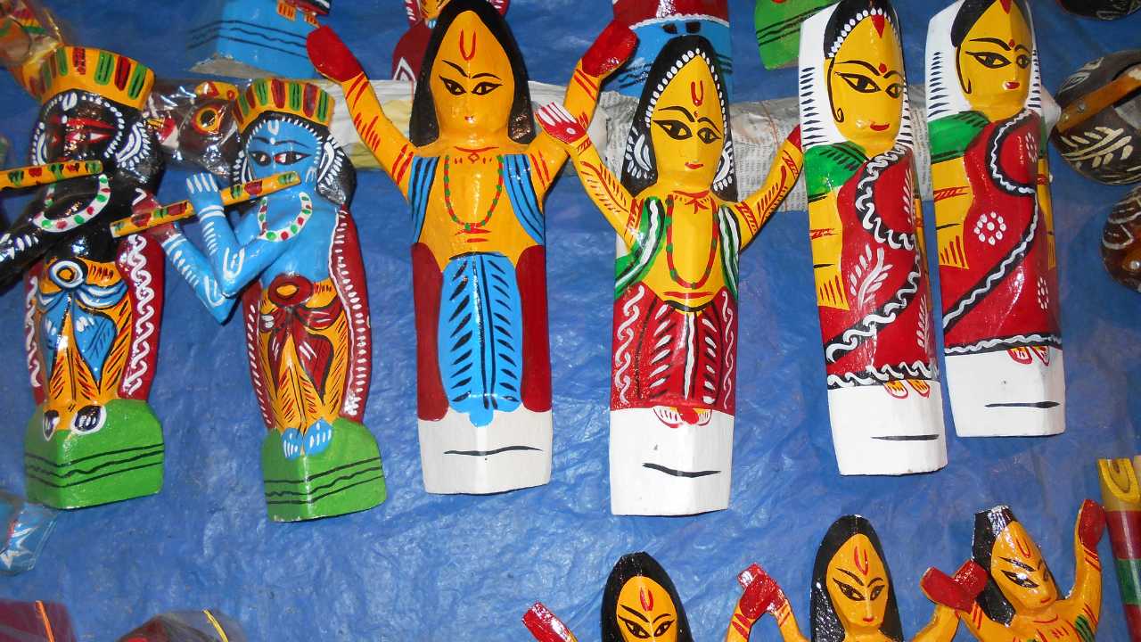 Women are becoming self-reliant by making wooden doll 