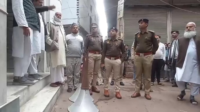 This state Police removed loudspeakers from mosque