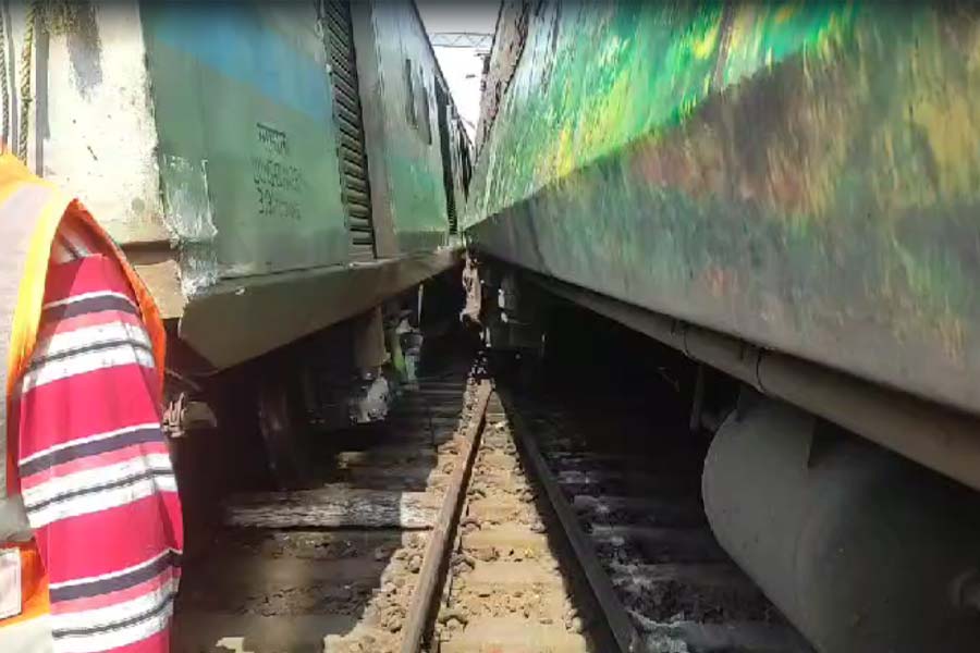 Indian Railways again train accident in West Bengal