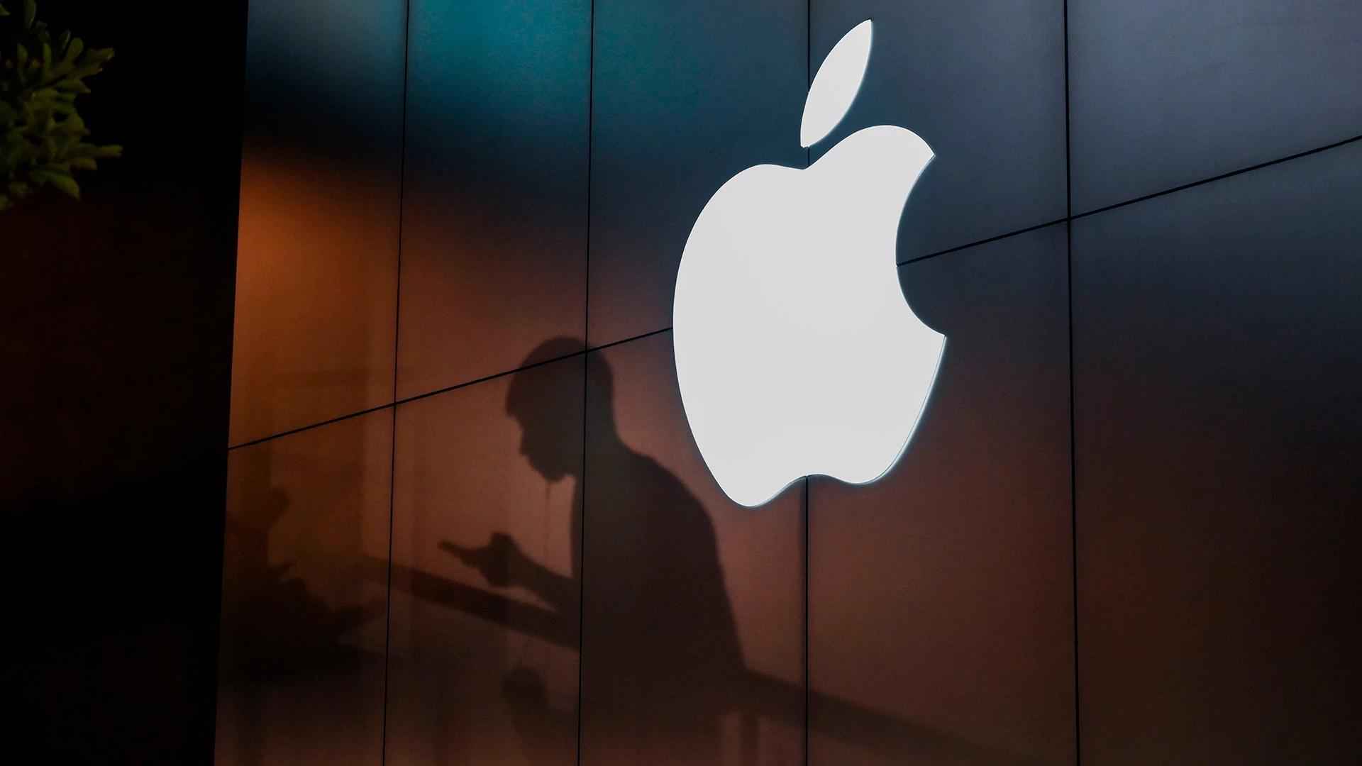 Who is the new cfo of apple kevan parekh