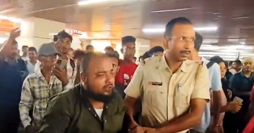 A man beaten up by furious public for allegedly commenting on India-Pakistan 
