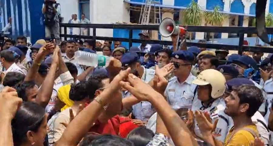 Police laathicharge on ssc scam protest teachers 