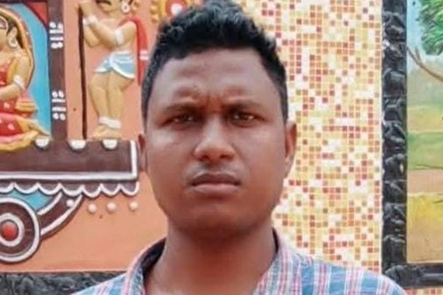 Jhargram young man become wbcs officer from group d employee 