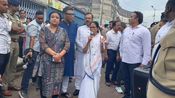 What did Mamata Banerjee say after visiting Khidirpur.