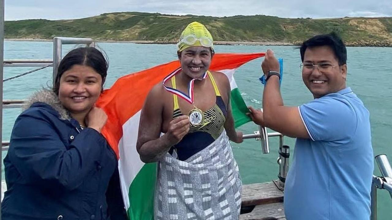 Afrin Jabi from Midnapore crosses the English Channel.