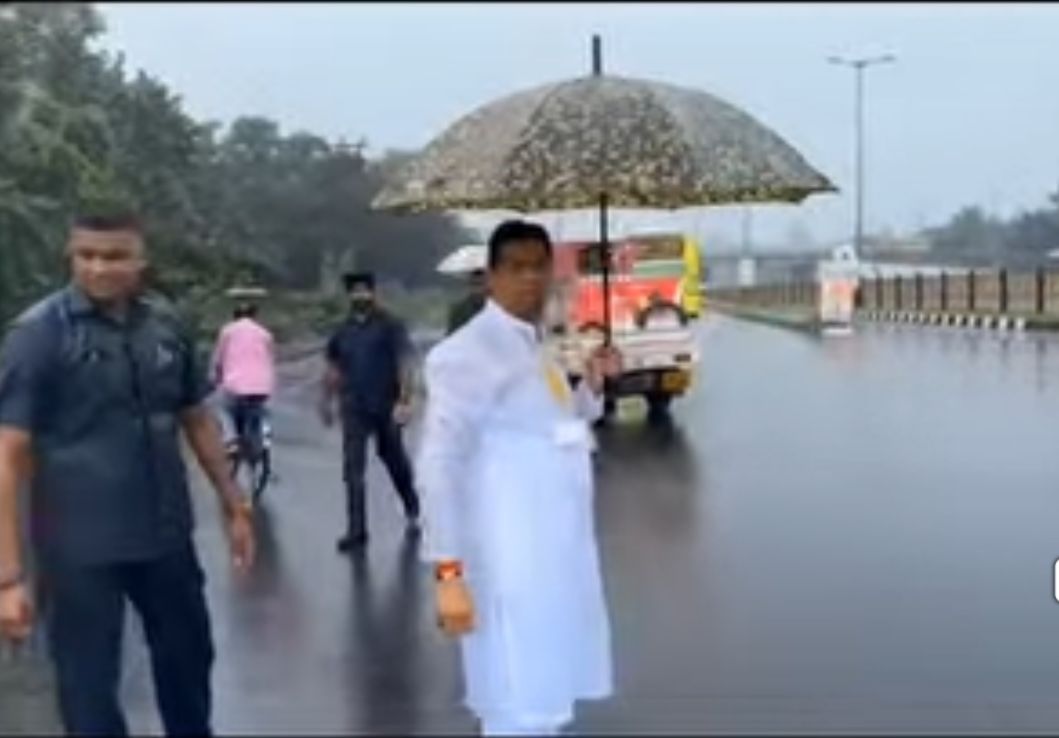 MP saumitra khan had to control traffic in rain