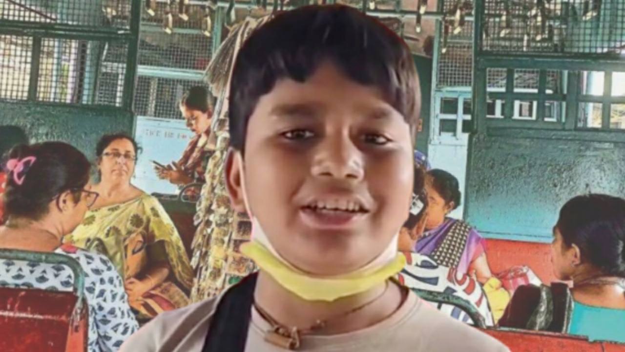 Minor boy sells stuff in local train to run the household