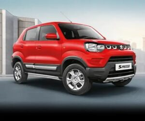 Maruti Suzuki is offering a discount of Rs 67,500 on this car.