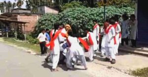 Dhupguri Pedestrians stunned by beating of school girls in uniform