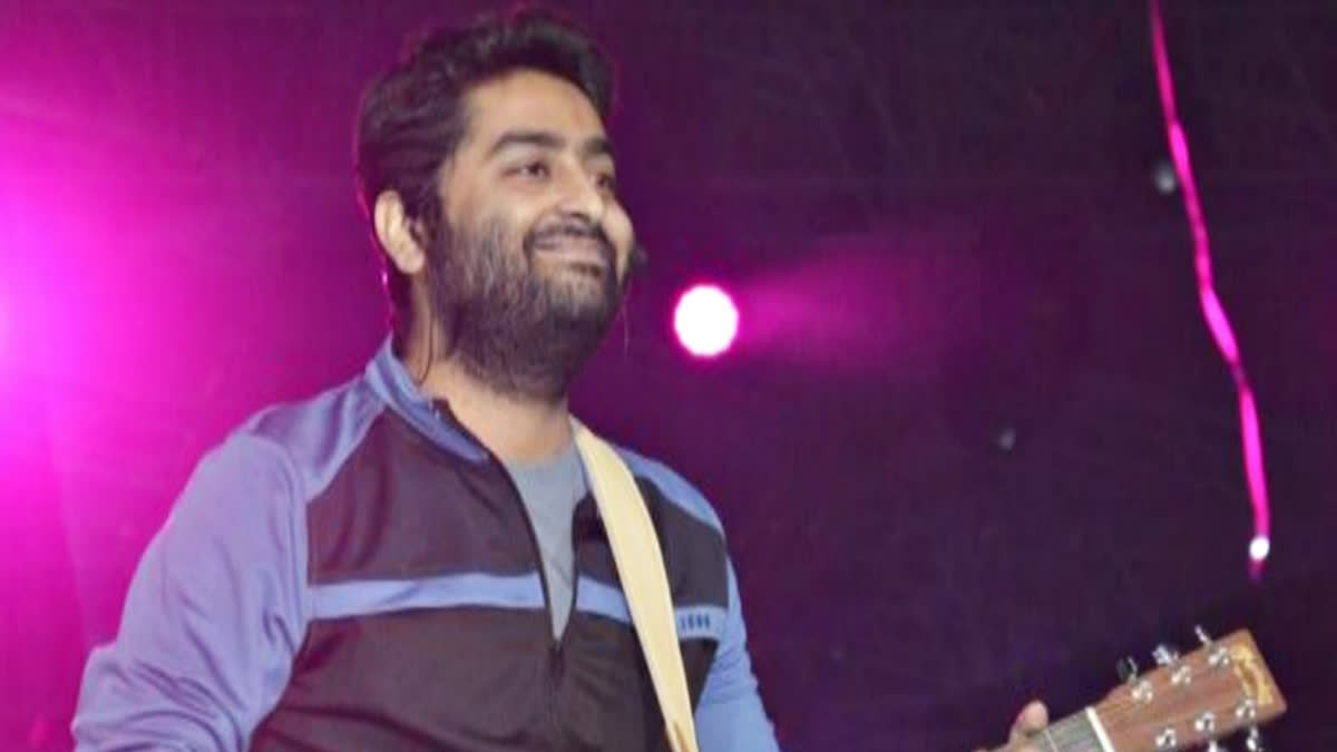 How much fees does arijit singh charge for shows 