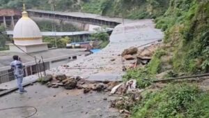 A sudden landslide on the way! At least 5 pilgrims dead, Vaishno Devi Yatra suspended for now