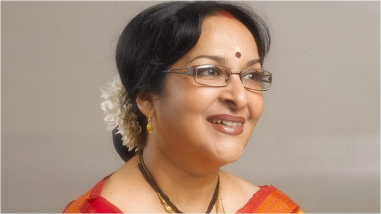 Mamata Shankar stood beside sweta bhattacharya